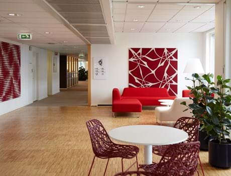 akustikmoduler i rød og hvid filt hos Tryg Oslo (2)